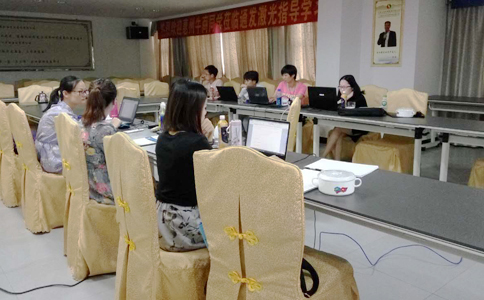  各家的客服美女真是巾幗不讓須眉啊，學習工作兩不誤